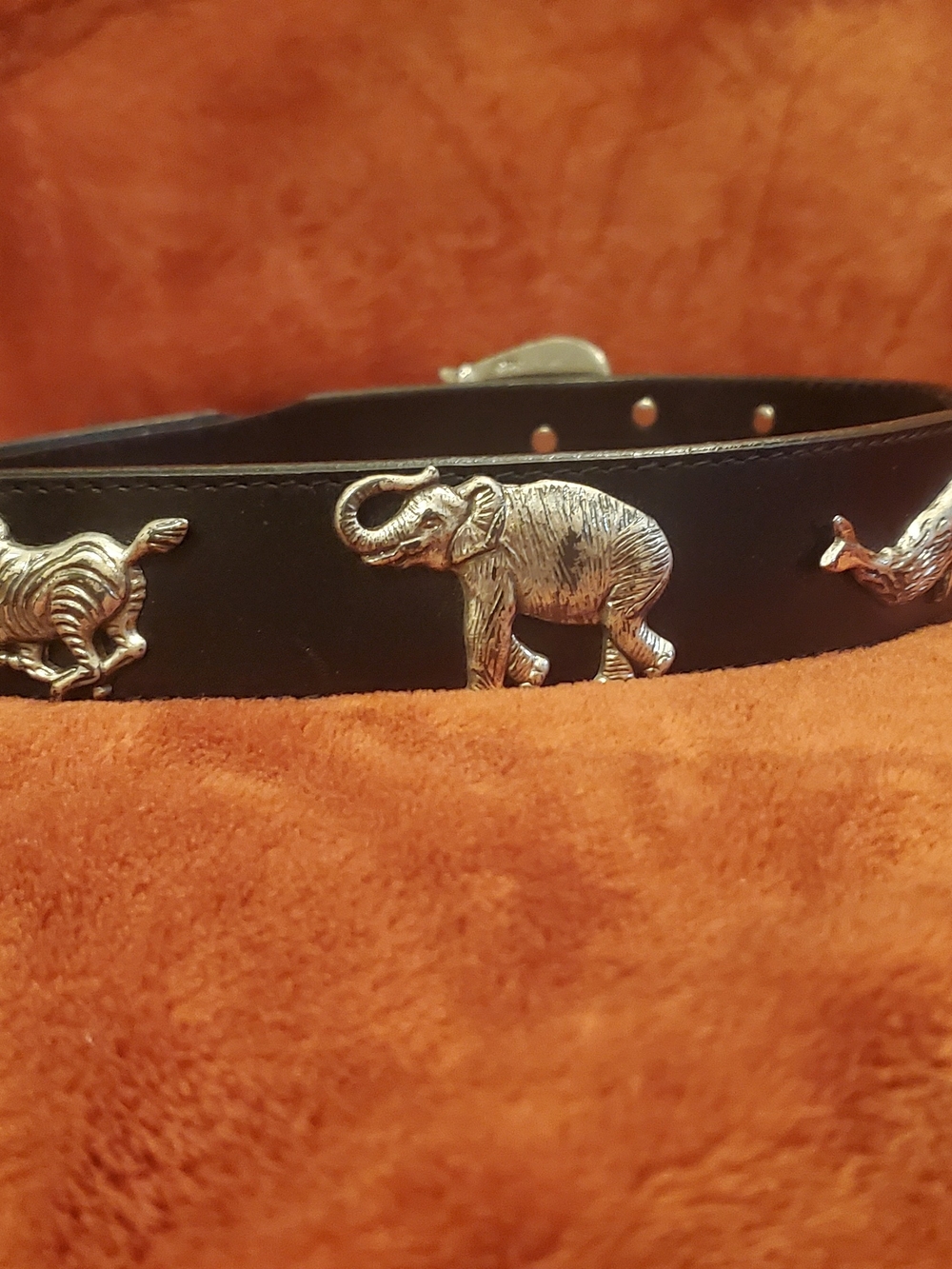 VINTAGE BLACK LEATHER ANTIQUE-LIKE SILVER METAL ANIMAL PORTRAITS - Picture 1 of 6